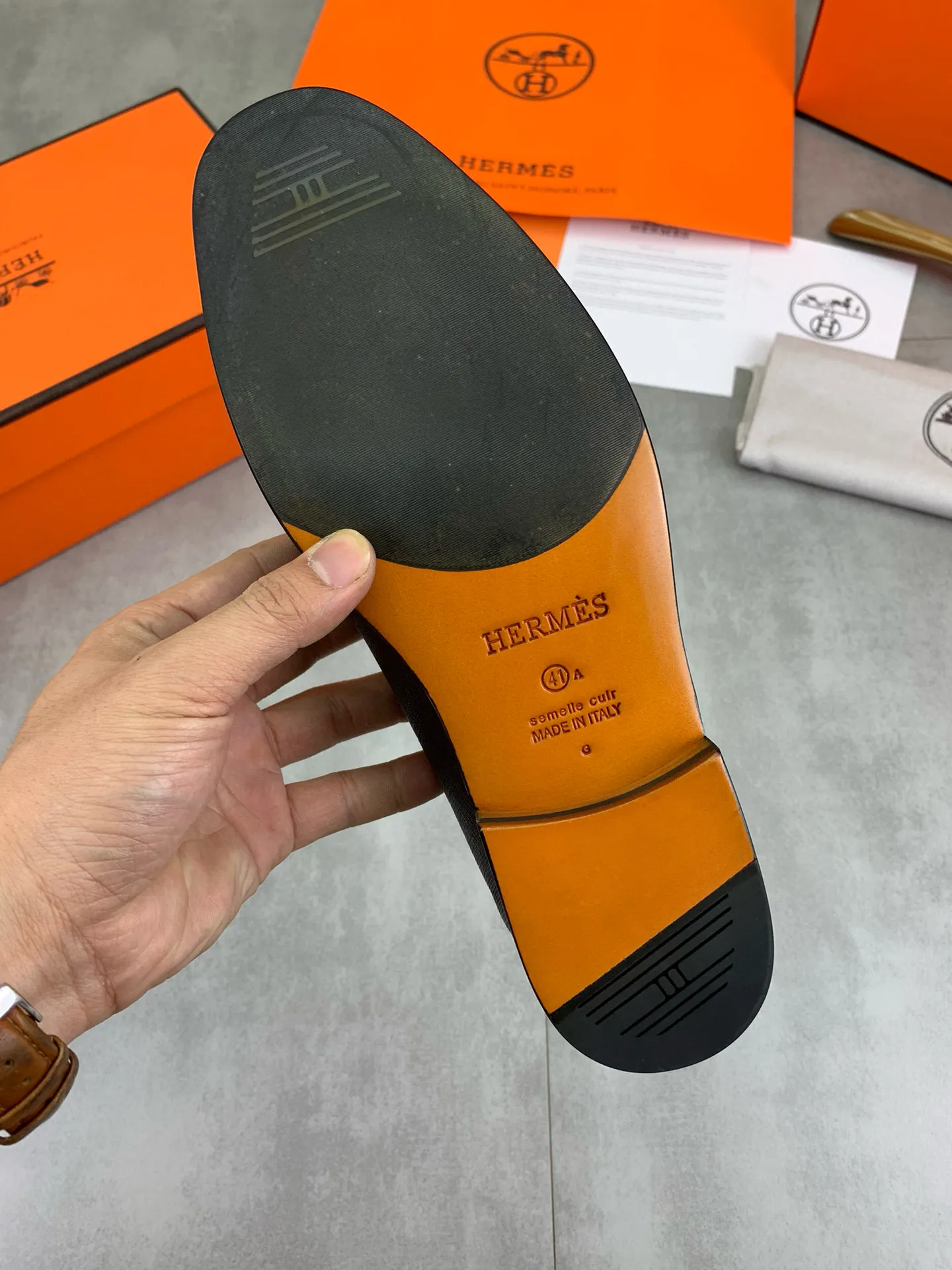 Factory price P960 💰Top version 💎💎💎 Original leather outsole Brand: Hermès (Hermès) Standard code: Men's size 39-44 (38, 45 can be customized) Grade: Same as the official website Original quality materials: Original soft calfskin Water-dyed cowhide lining Original Italian leather outsole Style categories: Men's fashion Formal casual leather shoes Slip-on men's shoes series Young fashion European and American trends, British style, colors: multiple options, counter packaging